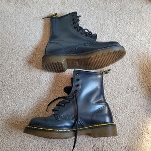 EXCELLENT CONDITION DR MARTENS WOMENS BOOTS 6